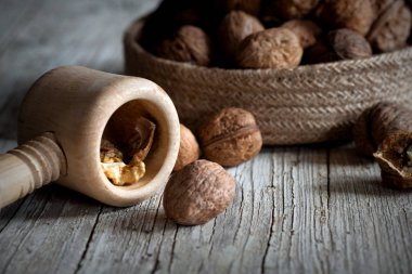 Rustik ahşap izole üzerinde tablo kırılmış ceviz