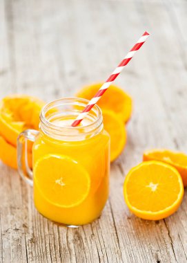 Cam Kavanoz Fonu rustik ile portakal suyu sıkılmış içinde