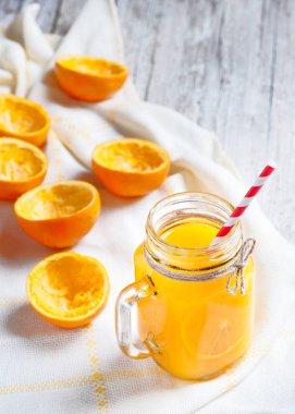 sürahi cam suyu ve saman ile sıkılmış portakal kalıntıları ile