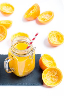 izole üzerinde beyaz turuncu jui yanında sıkılmış portakal kalır