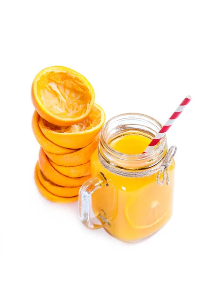Χυμό πορτοκαλιού που απομονώνονται σε λευκό φόντο με πιέζονται κοχύλια — Φωτογραφία Αρχείου