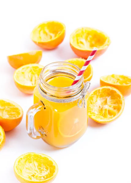 Orangensaft isoliert auf weißem Hintergrund mit gepressten Schalen — Stockfoto
