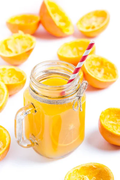 Orangensaft isoliert auf weißem Hintergrund mit gepressten Schalen — Stockfoto