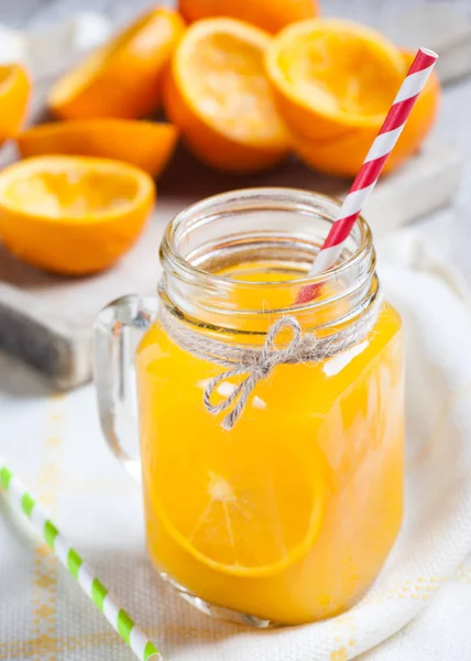 Νόστιμα πορτοκάλια συμπιέζονται με γυαλί σε τη foregroun — Φωτογραφία Αρχείου