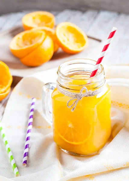 foregroun cam ile sıkılmış lezzetli portakal