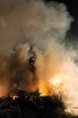 Yangın korkusu olmadan yukarıda atlama atlar