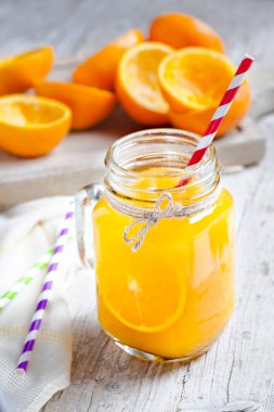cam ön planda sıkılmış lezzetli portakal suyu ja