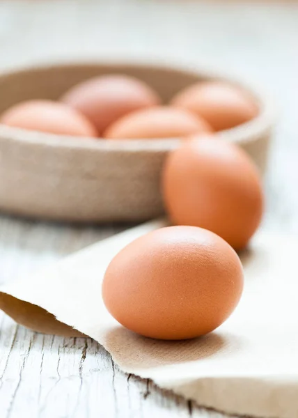 En primer plano en huevo de gallina rústico — Foto de Stock