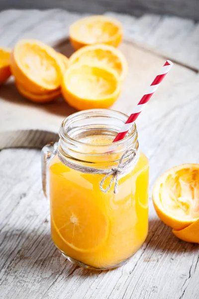 Χυμό πορτοκαλιού επιτραπέζια ακόμα-ζωή ρουστίκ woo — Φωτογραφία Αρχείου