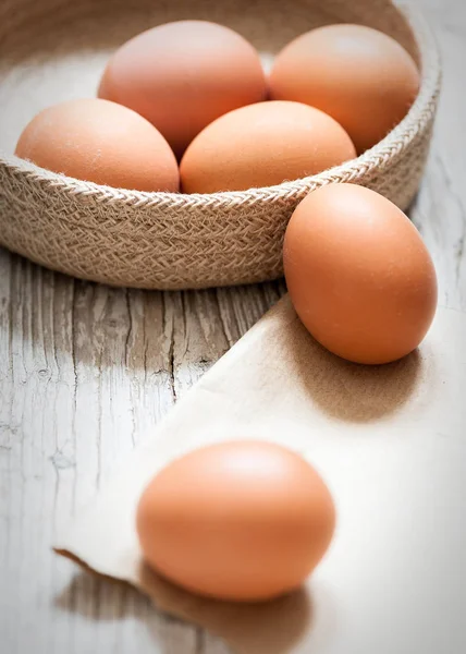 Primer plano de los huevos sobre madera envejecida — Foto de Stock