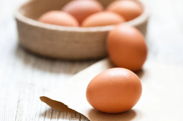 Bodegón de huevos sobre tabla de madera envejecida — Foto de Stock