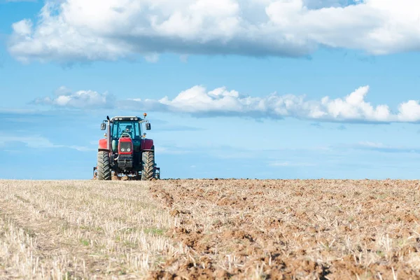 Traktor di tanah bersama dengan gigi untuk bekerja — Stok Foto