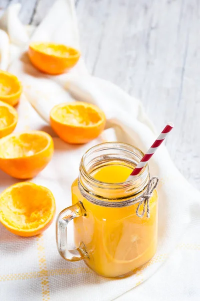 Φρέσκο χυμό πορτοκάλι που απομονώνονται σε λευκό φόντο — Φωτογραφία Αρχείου