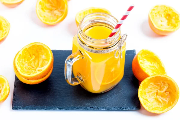 Frischer Orangensaft isoliert auf weißem Hintergrund — Stockfoto