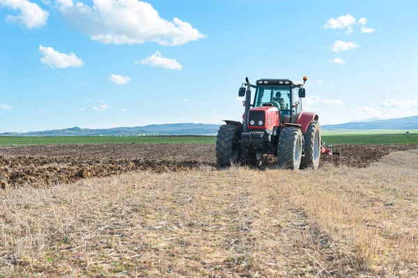 Tractor en las tierras junto con el engranaje para la varita —  Fotos de Stock