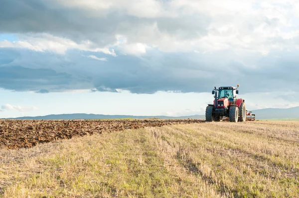 Tractor en las tierras junto con el engranaje para la varita — Foto de Stock