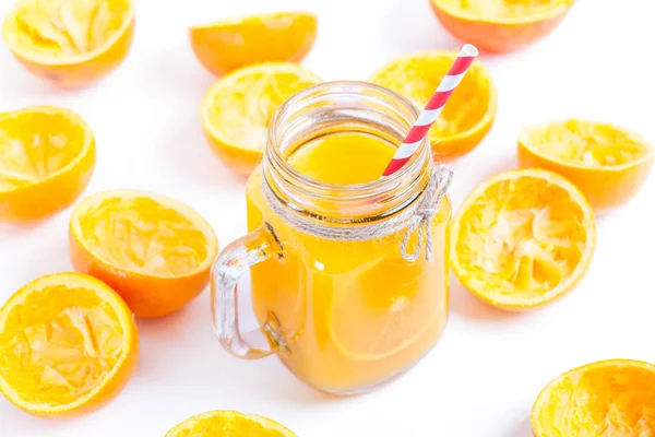 Suco fresco de laranja isolado no backgroun branco — Fotografia de Stock
