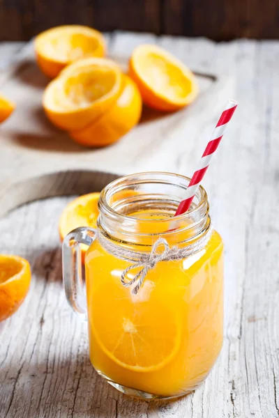 Świeży sok z pomarańczy na białym tle na białym tle — Zdjęcie stockowe