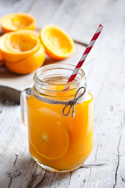 Φρέσκο χυμό πορτοκάλι που απομονώνονται σε λευκό backgroun — Φωτογραφία Αρχείου