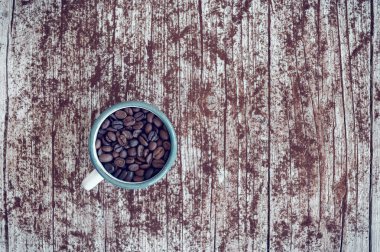 Vintage styl ön planda kahve çekirdekleri ile porselen fincan