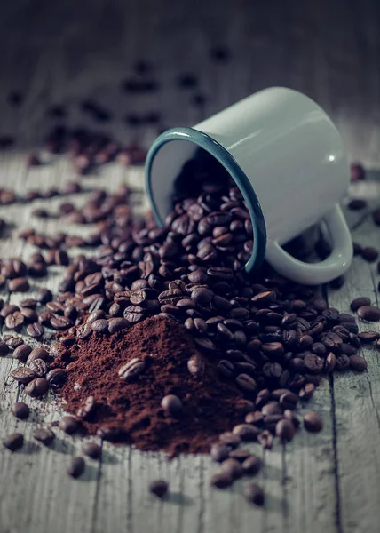 Taza de porcelana con granos de café en primer plano en estilo vintage — Foto de Stock