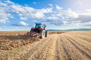 Mavi gökyüzü adam ile ön planda tarım traktör