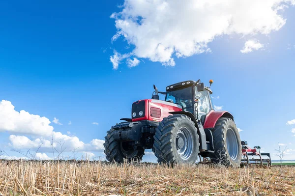 Ciągnikiem rolniczym, na pierwszym planie, z tle błękitnego nieba — Zdjęcie stockowe