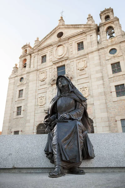 Santa Teresa de Jesus seduta accanto alla sua casa — Foto Stock