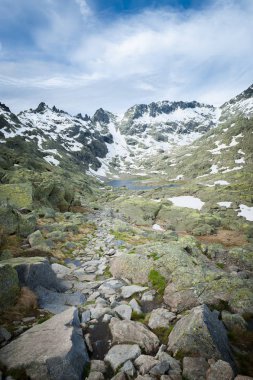 Gredos Dağ doruklarına kış kar ile birlikte dinlenmek