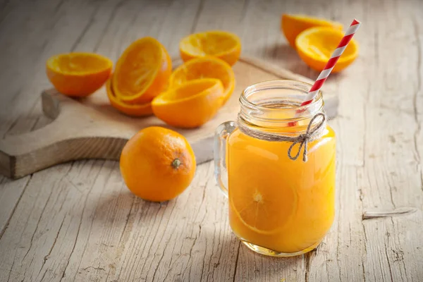 Ahşap masa rustik camına portakal suyu