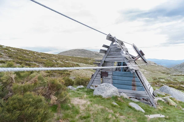 Antiguo ascensor de montaña construido de madera y rop —  Fotos de Stock