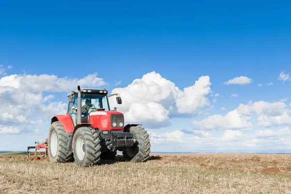 Traktor pertanian di latar depan dengan langit biru backgroun — Stok Foto