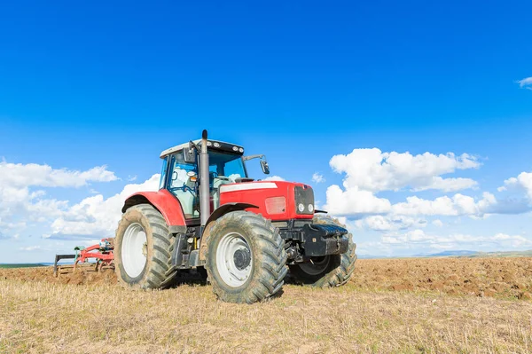 Traktor pertanian di latar depan dengan langit biru backgroun — Stok Foto