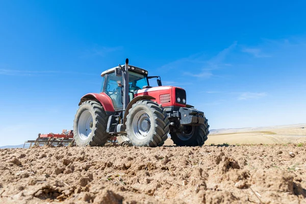 Mavi gökyüzü adam ile ön planda tarım traktör