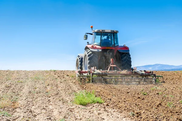 Tractor agrícola en primer plano con fondo de cielo azul — Foto de Stock