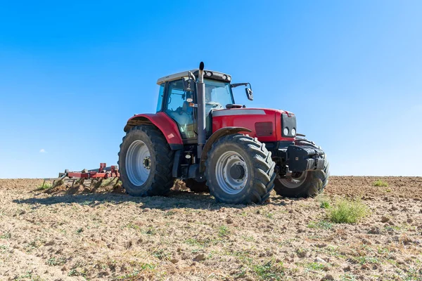 Mavi gökyüzü adam ile ön planda tarım traktör