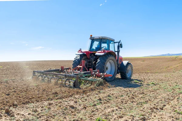 Mezőgazdasági traktor, az előtérben a kék ég háttere — Stock Fotó