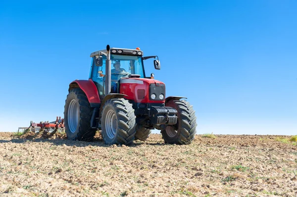 Mavi gökyüzü adam ile ön planda tarım traktör