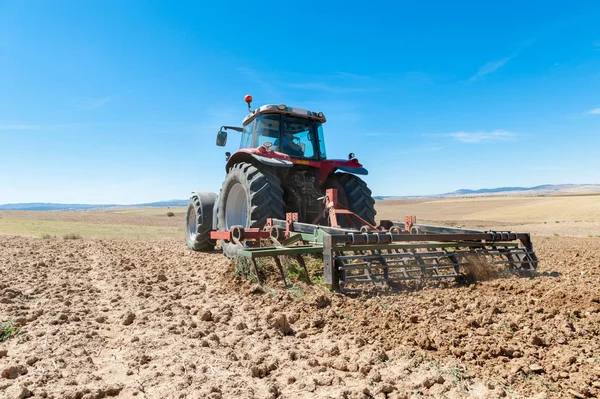 农业拖拉机在蓝色天空背景与前景 — 图库照片