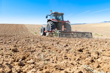 Mavi gökyüzü adam ile ön planda tarım traktör