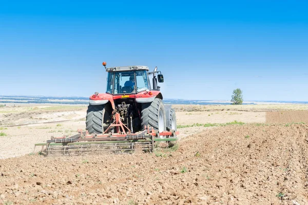Tractor agrícola en primer plano con fondo azul del cielo — Foto de Stock