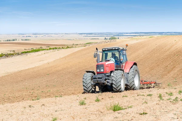 Traktor pertanian di latar depan dengan langit biru backgroun — Stok Foto