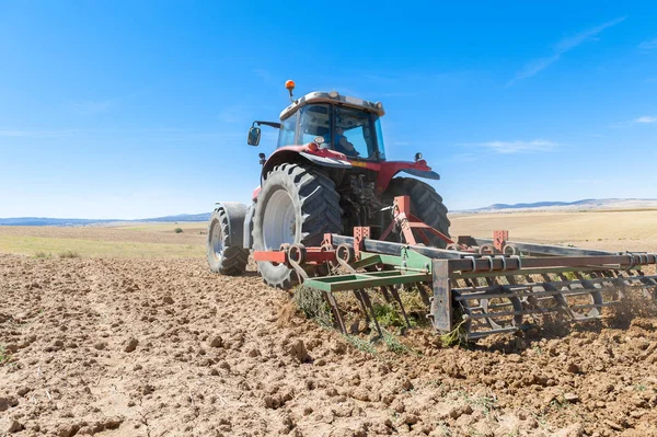 Mavi gökyüzü adam ile ön planda tarım traktör