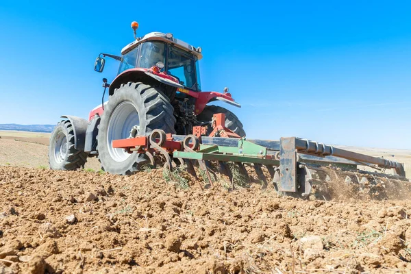 Traktor pertanian di latar depan dengan langit biru backgroun — Stok Foto