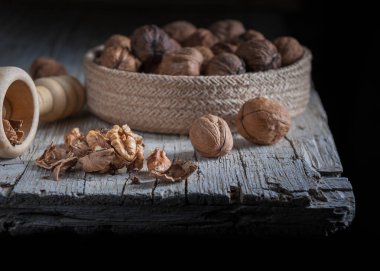 Fındık yaşında tahta tabl üzerinde ön planda kalın
