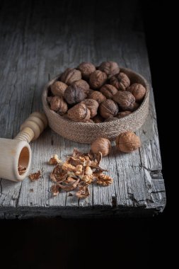 Fındık yaşında tahta tabl üzerinde ön planda kalın