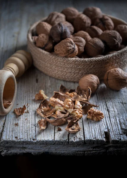 Fındık yaşında tahta tabl üzerinde ön planda kalın