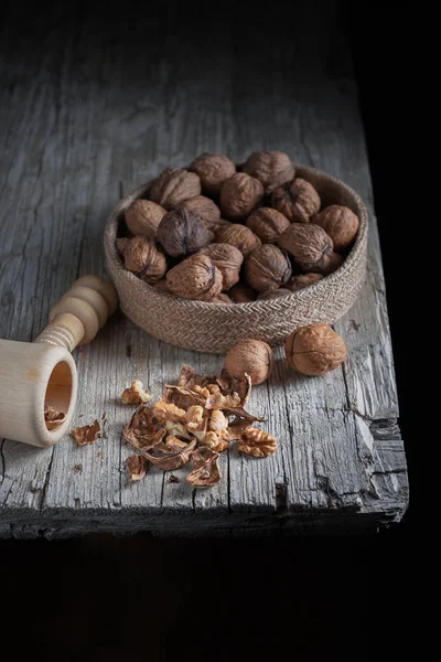 Fındık yaşında tahta tabl üzerinde ön planda kalın