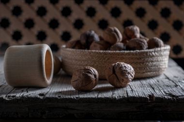 Fındık yaşında tahta tabl üzerinde ön planda kalın