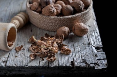 Fındık yaşında tahta tabl üzerinde ön planda kalın